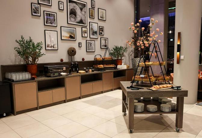 Imagen del bar/restaurante del Hotel Leonardo Royal Amsterdam. Foto 2