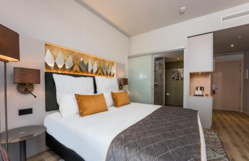 Imagen de la habitación del Hotel Leonardo Royal Barcelona Fira. Foto 6