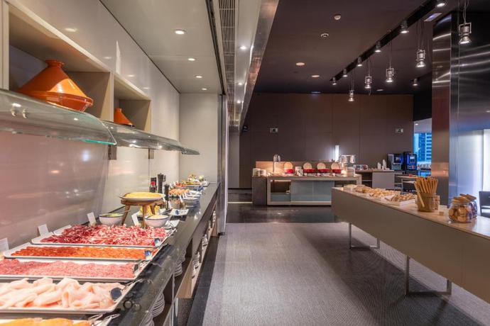 Imagen del bar/restaurante del Hotel Leonardo Royal Barcelona Forum. Foto 3
