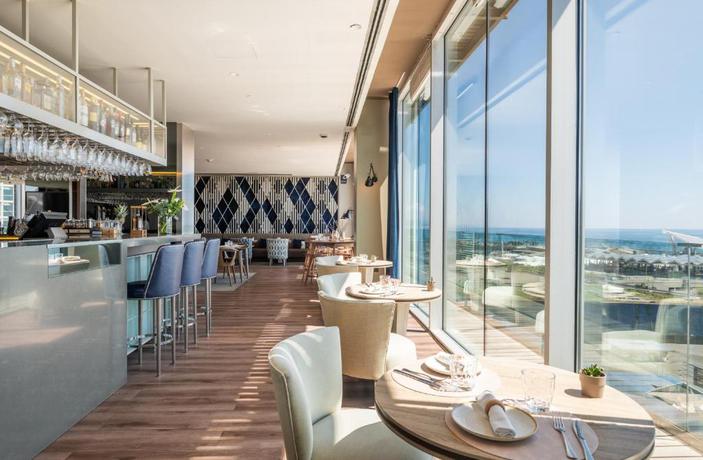 Imagen del bar/restaurante del Hotel Leonardo Royal Barcelona Forum. Foto 4