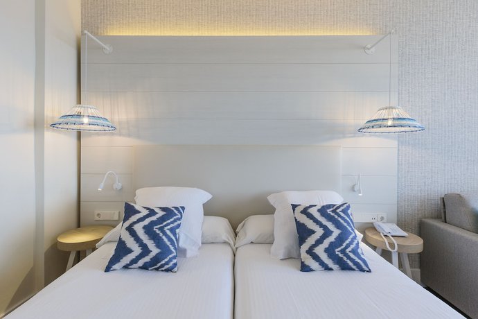 Imagen de la habitación del Hotel Leonardo Royal Hotel Ibiza Santa Eulalia. Foto 3