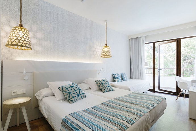 Imagen de la habitación del Hotel Leonardo Royal Hotel Ibiza Santa Eulalia. Foto 4