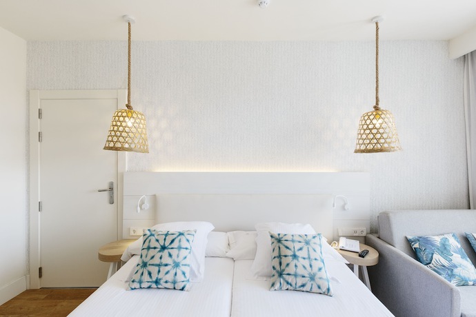 Imagen de la habitación del Hotel Leonardo Royal Hotel Ibiza Santa Eulalia. Foto 7