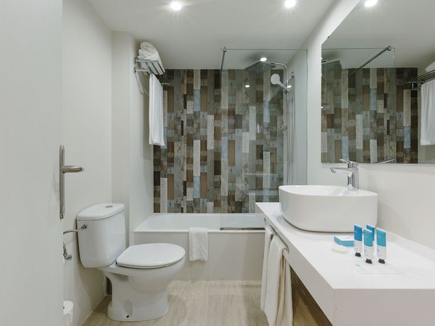 Imagen de la habitación del Hotel Leonardo Royal Hotel Ibiza Santa Eulalia. Foto 9