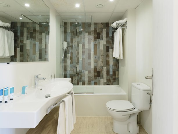 Imagen de la habitación del Hotel Leonardo Royal Hotel Ibiza Santa Eulalia. Foto 10