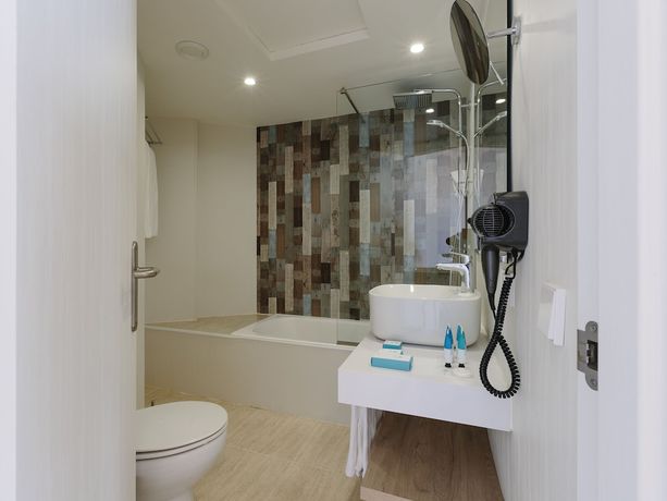 Imagen de la habitación del Hotel Leonardo Royal Hotel Ibiza Santa Eulalia. Foto 11