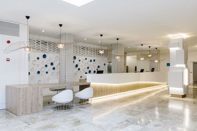 Imagen de los interiores del Hotel Leonardo Royal Hotel Ibiza Santa Eulalia. Foto 19