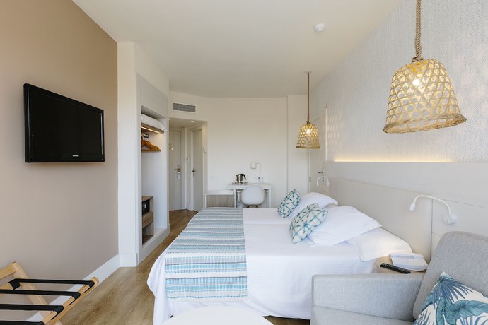 Imagen de la habitación del Hotel Leonardo Royal Hotel Ibiza Santa Eulalia. Foto 12