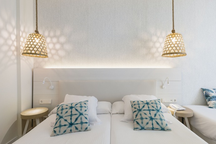 Imagen de la habitación del Hotel Leonardo Royal Hotel Ibiza Santa Eulalia. Foto 13