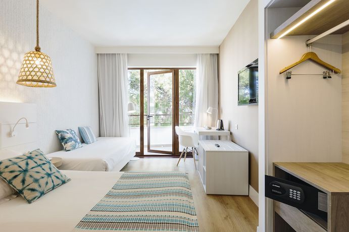 Imagen de la habitación del Hotel Leonardo Royal Hotel Ibiza Santa Eulalia. Foto 14