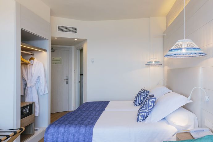 Imagen de la habitación del Hotel Leonardo Royal Hotel Ibiza Santa Eulalia. Foto 15