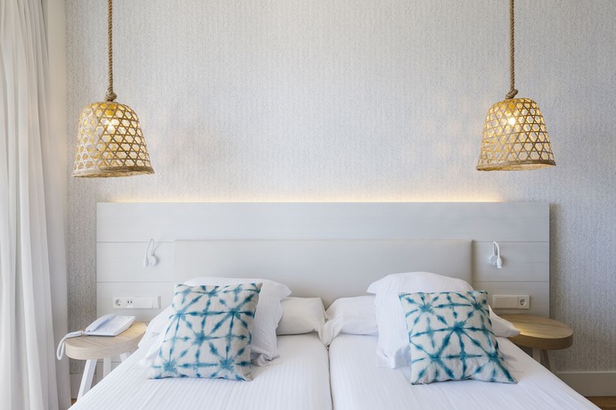 Imagen de la habitación del Hotel Leonardo Royal Hotel Ibiza Santa Eulalia. Foto 16