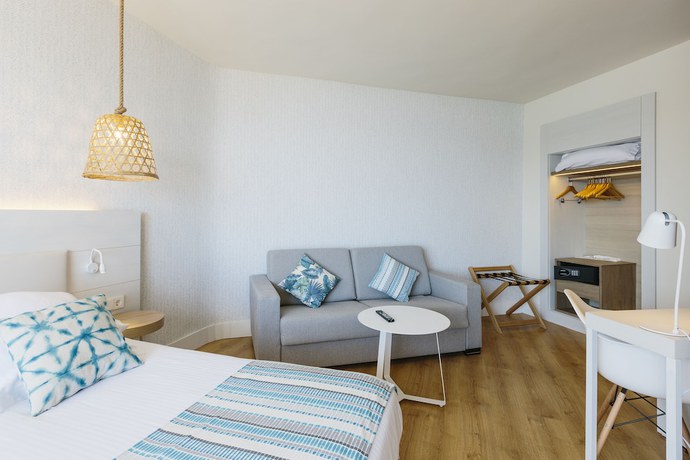Imagen de la habitación del Hotel Leonardo Royal Hotel Ibiza Santa Eulalia. Foto 17