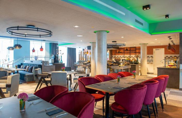 Imagen del bar/restaurante del Hotel Leonardo Royal Hotel N&uuml;rnberg. Foto 2