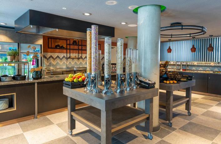 Imagen del bar/restaurante del Hotel Leonardo Royal Hotel N&uuml;rnberg. Foto 3