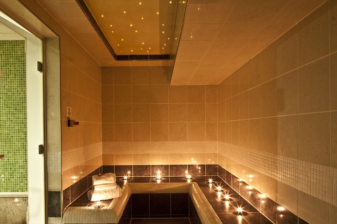 Imagen de la piscina del Hotel Leonardo Royal London City. Foto 13