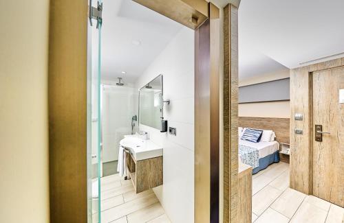 Imagen de la habitación del Hotel Leonardo Royal Mallorca Palmanova Bay. Foto 20