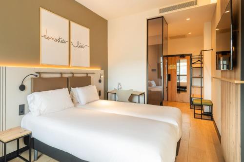 Imagen de la habitación del Hotel Leonardo San Sebasti&aacute;n. Foto 15