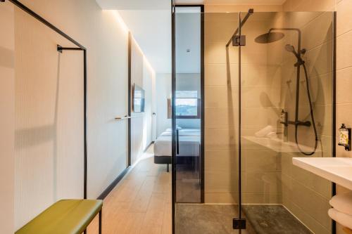 Imagen de la habitación del Hotel Leonardo San Sebasti&aacute;n. Foto 16