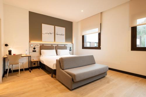 Imagen de la habitación del Hotel Leonardo San Sebasti&aacute;n. Foto 19