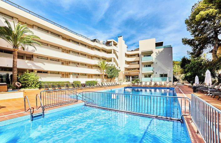 Imagen de la piscina del Hotel Leonardo Suites Mallorca Calvia. Foto 18