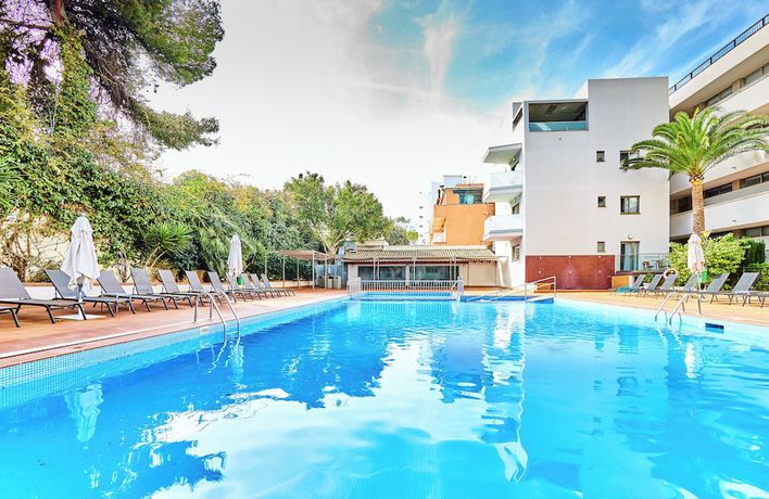 Imagen de la piscina del Hotel Leonardo Suites Mallorca Calvia. Foto 19