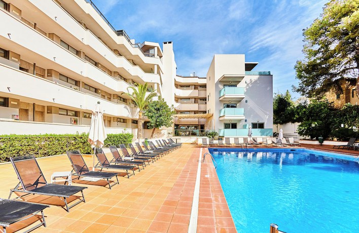 Imagen de la piscina del Hotel Leonardo Suites Mallorca Calvia. Foto 20