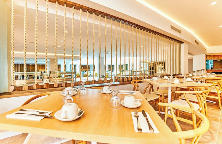 Imagen del bar/restaurante del Hotel Leonardo Suites Mallorca Calvia. Foto 4