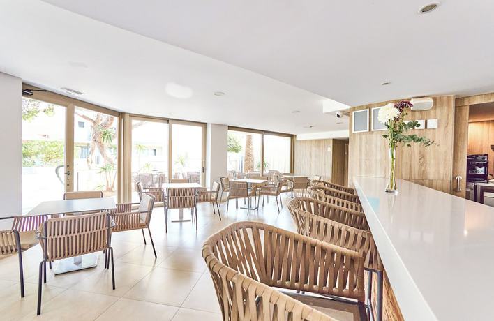 Imagen del bar/restaurante del Hotel Leonardo Suites Mallorca Calvia. Foto 7
