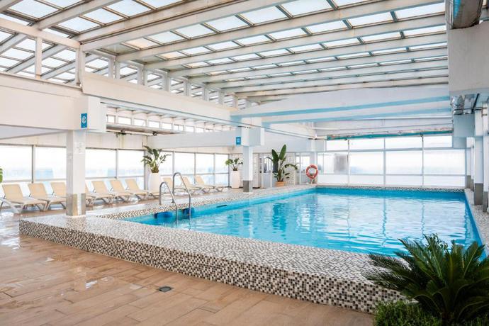 Imagen de la piscina del Hotel Leonardo Torremolinos Costa Del Sol. Foto 32