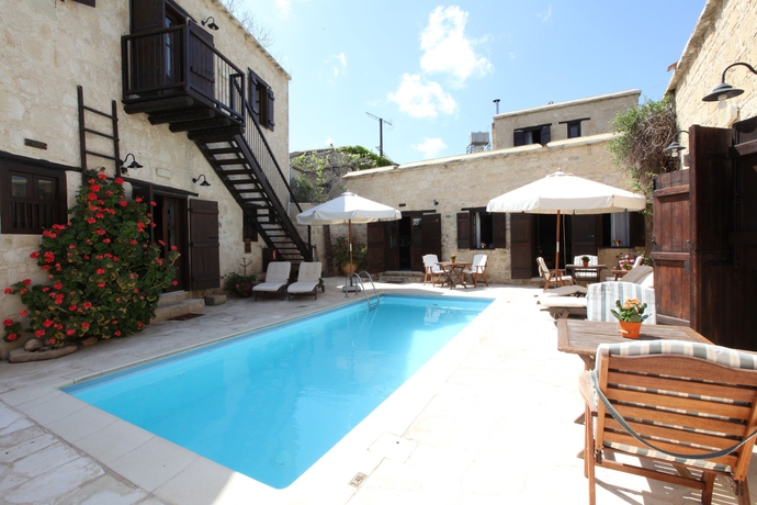 Imagen de la piscina del Hotel Leonidas Village Houses. Foto 13