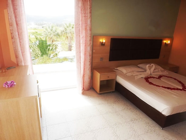 Imagen de la habitación del Hotel Leonidas and Studios. Foto 2