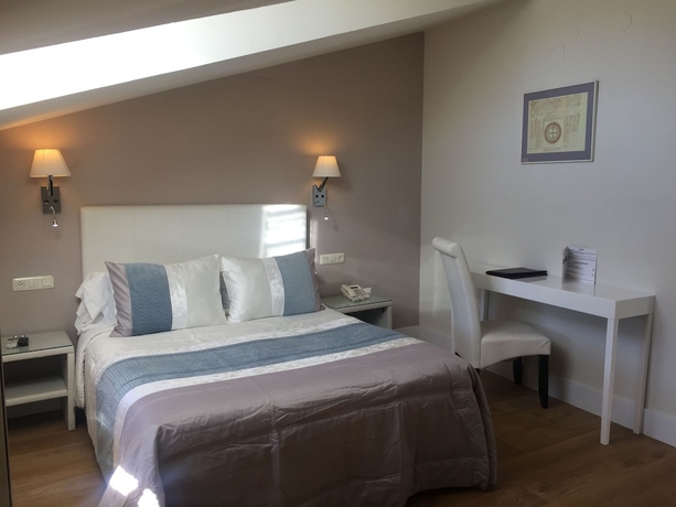 Imagen de la habitación del Hotel Leonor De Aquitania. Foto 5
