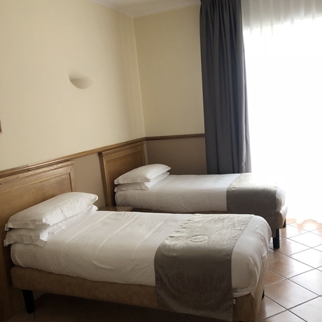 Imagen de la habitación del Hotel Leopardi, Nápoles. Foto 6