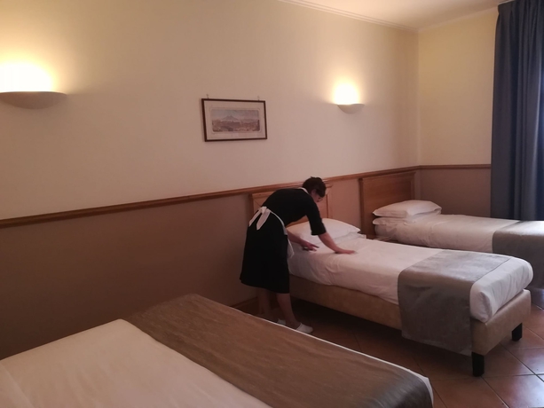 Imagen de la habitación del Hotel Leopardi, Nápoles. Foto 8