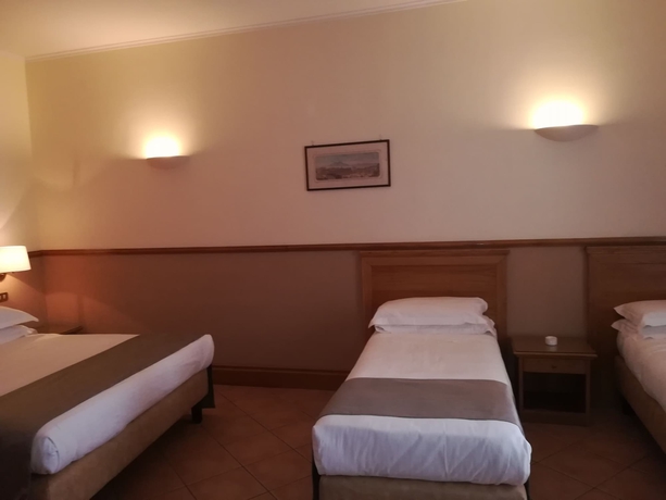 Imagen de la habitación del Hotel Leopardi, Nápoles. Foto 9