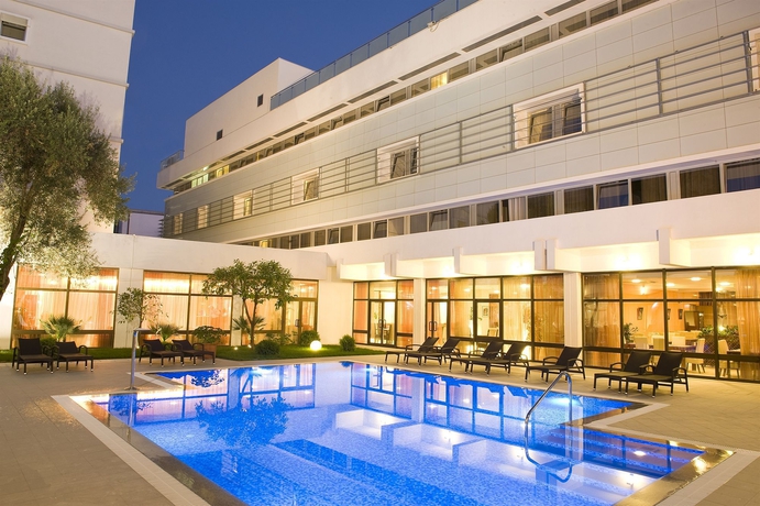 Imagen de la piscina del Hotel Lero. Foto 15