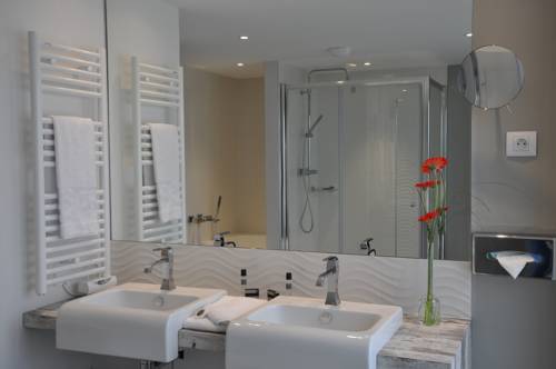 Imagen de la habitación del Hotel Les 3 Lieux. Foto 2