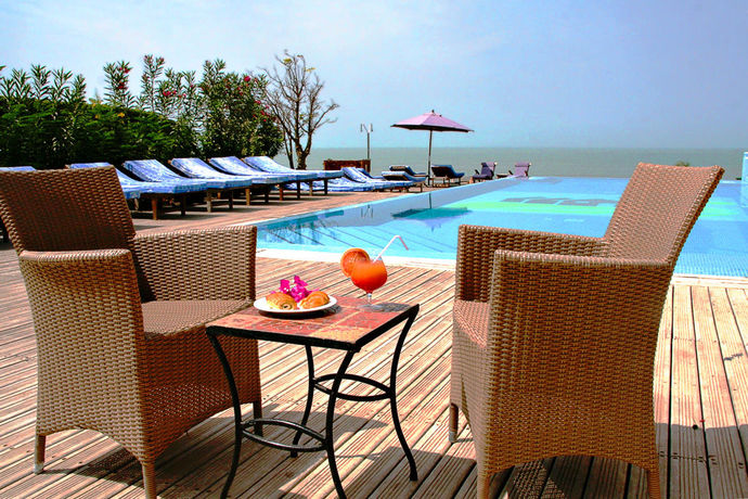 Imagen de la piscina del Hotel Les Alizes Beach Resort. Foto 22