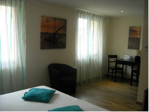 Imagen de la habitación del Hotel Les Alpes. Foto 11