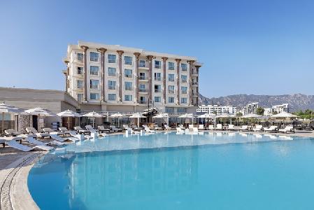 Imagen de la piscina del Hotel Les Ambassadeurs Marina. Foto 11
