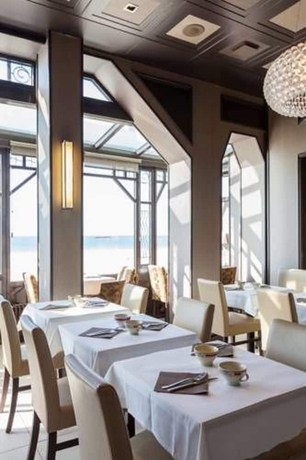 Imagen del bar/restaurante del Hotel Les Ambassadeurs, Or&aacute;n. Foto 2