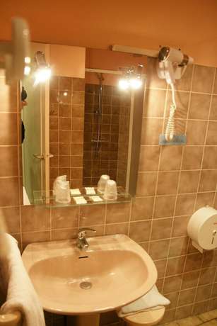 Imagen de la habitación del Hotel Les Arcades, Limoux. Foto 6