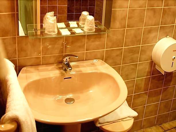 Imagen de la habitación del Hotel Les Arcades, Limoux. Foto 7