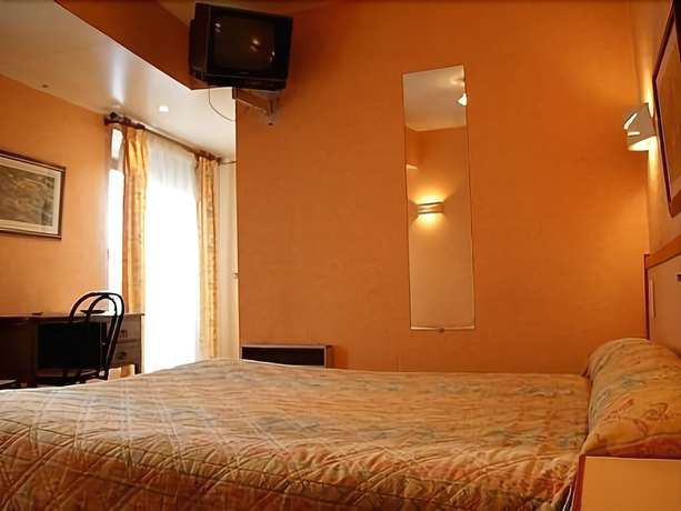 Imagen de la habitación del Hotel Les Arcades, Limoux. Foto 9