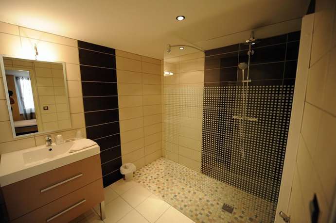 Imagen de la habitación del Hotel Les Arcades, Limoux. Foto 13