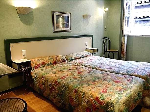 Imagen de la habitación del Hotel Les Arcades, Limoux. Foto 14