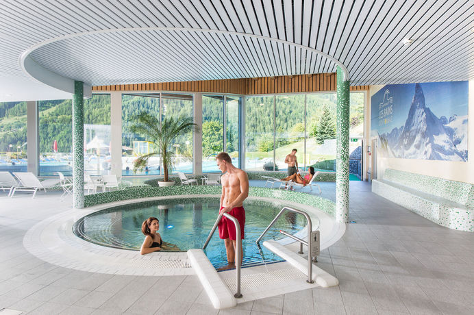 Imagen de la piscina del Hotel Les Bains D'ovronnaz. Foto 15