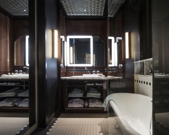 Imagen de la habitación del Hotel Les Bains. Foto 7