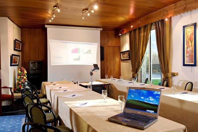 Imagen de la piscina del Hotel Les Bartavelles. Foto 16